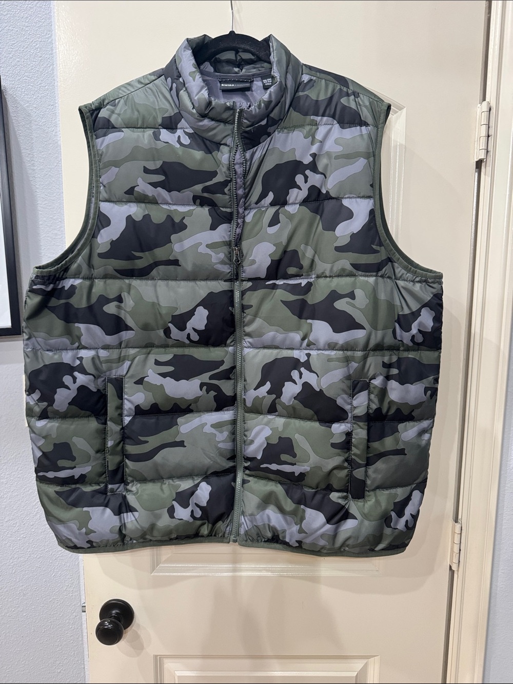 Swiss Tech Men’s Green & Black Camouflage Quilted Vest 2XL